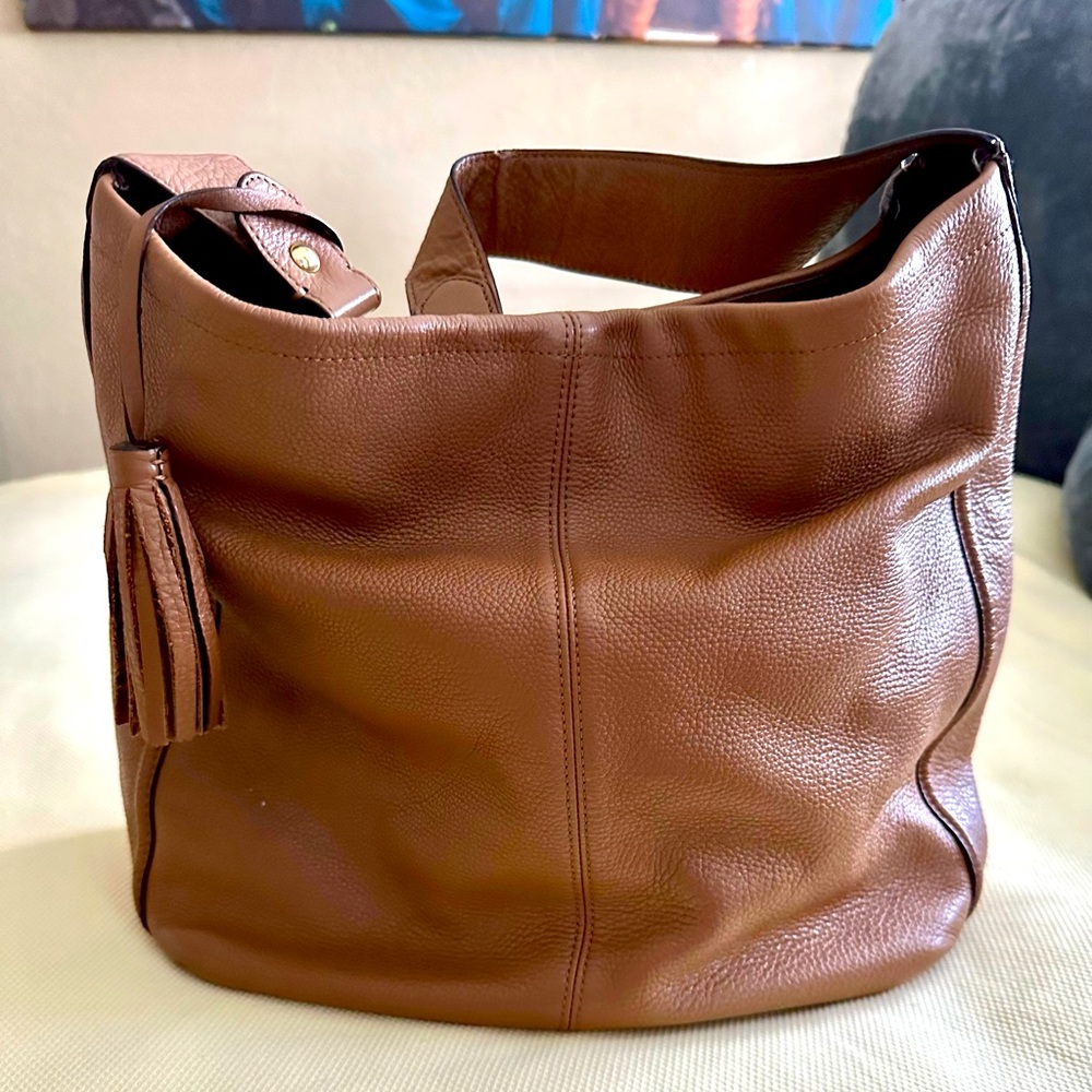 This Coach shoulder bag is wonderful for everyone!